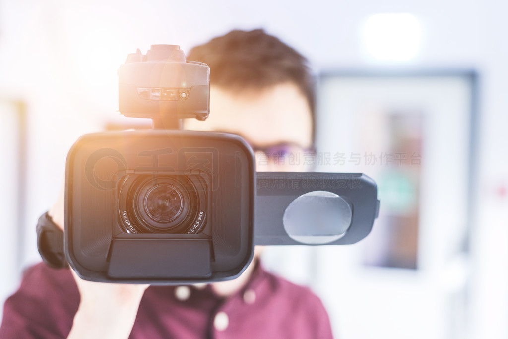 镜头背后的艺术 专业摄像师与他的光影世界